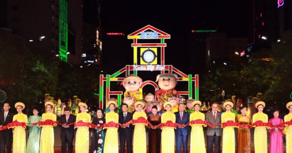 TP Hồ Chí Minh: Tưng bừng khai mạc "Đường hoa Nguyễn Huệ Tết Kỷ Hợi 2019"