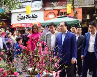 Bí thư Thành ủy Hoàng Trung Hải tham quan chợ hoa truyền thống Hàng Lược