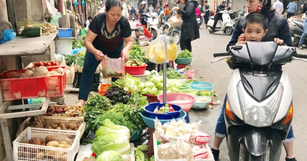 Thực phẩm mùng 3 Tết: Siêu thị giữ giá, chợ lẻ vẫn tăng