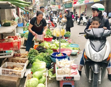 Thực phẩm mùng 3 Tết: Siêu thị giữ giá, chợ lẻ vẫn tăng