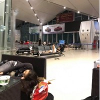 Vietjet "bỏ rơi" 200 khách ở sân bay Vinh đêm mồng 2 Tết vì không có máy bay, trong khi Vietnam Airlines vẫn bay bình thường!