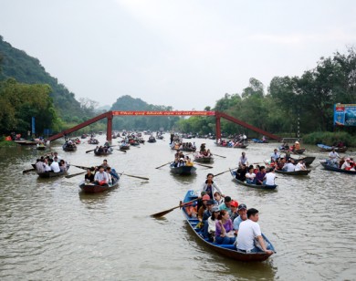 Hàng vạn du khách đổ về chùa Hương ngày khai hội