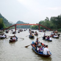 Hàng vạn du khách đổ về chùa Hương ngày khai hội