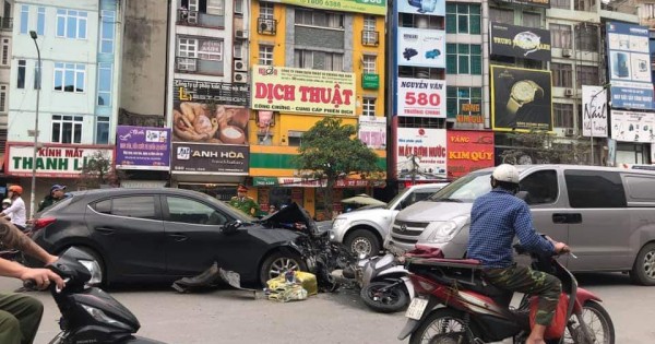 Ô tô mazda đâm liên hoàn trên đường Trường Chinh, 3 người bị thương