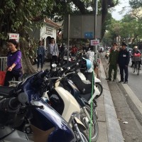 Lộn xộn trông giữ xe tại đền, chùa