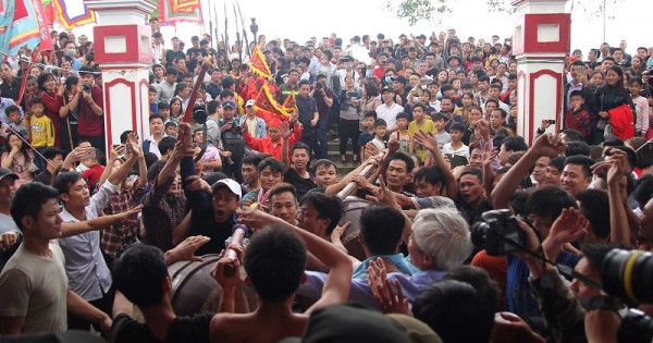 Nhiều thanh niên quá khích, gây hỗn loạn đòi được cướp phết tại Hội Phết Hiền Quan 2019