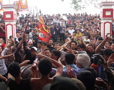 Nhiều thanh niên quá khích, gây hỗn loạn đòi được cướp phết tại Hội Phết Hiền Quan 2019