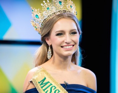 Hoa hậu Hòa bình Quốc tế 2015 bị tước vương miện vì quyết tâm thi 'Miss Universe'