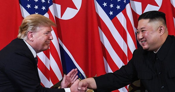 Hai nhà lãnh đạo Trump - Kim nói gì trong 20 phút đầu gặp mặt tại Hà Nội?