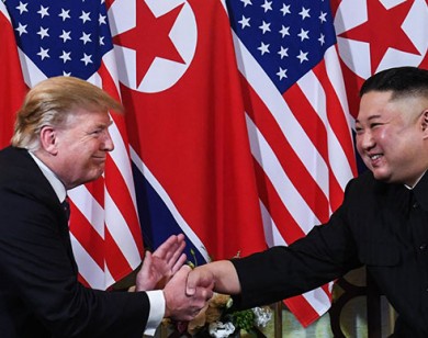 Hai nhà lãnh đạo Trump - Kim nói gì trong 20 phút đầu gặp mặt tại Hà Nội?