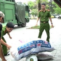 Bắt giữ xe khách vận 400kg da lợn bốc mùi thối