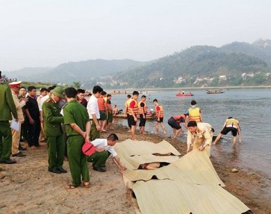 Hòa Bình: Nghỉ học ra sông tắm, 8 học sinh đuối nước tử vong
