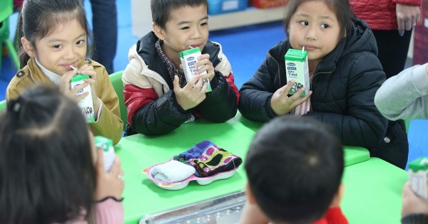 Chương trình Sữa học đường tại Hà Nội: Phụ huynh đăng ký cho con tham gia ngày càng đông