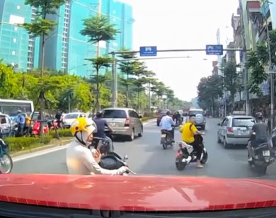 Dừng xe gây cản trở giao thông: Khó xử lý vi phạm?