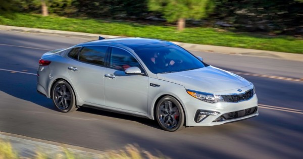 Giá xe ôtô hôm nay 14/4: Kia Optima có giá 789-949 triệu đồng