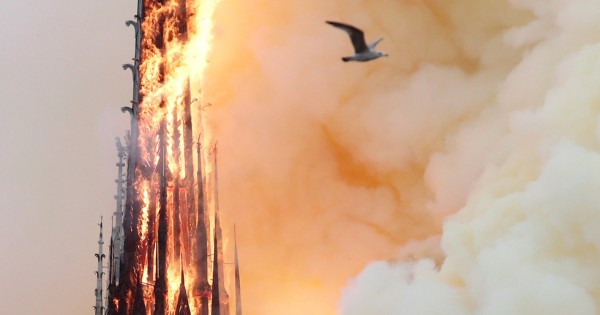 [Ảnh] Kinh hoàng Nhà thờ Đức bà Paris chìm trong hỏa hoạn