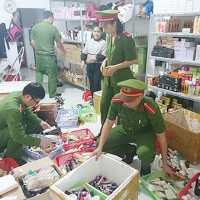 Phát hiện cơ sở 'phù phép' mỹ phẩm hết hạn sử dụng thành hàng hiệu