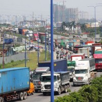 Giá xăng liên tiếp tăng cao, doanh nghiệp vận tải gặp khó