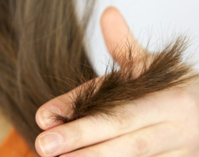 Cách khắc phục tình trạng tóc bị xơ, chẻ ngọn kéo dài