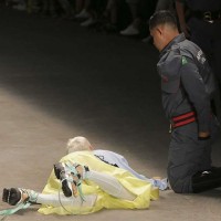 Ngã trên sàn diễn người mẫu 26 tuổi đột tử