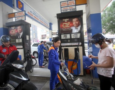 Nghịch lý giá xăng dầu: Thế giới giảm, trong nước lại tăng mạnh
