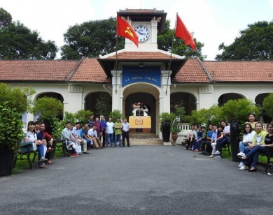 Vừa học tập ở nước ngoài xong, Hiệu trưởng Trường THPT Chuyên Lê Hồng Phong xin nghỉ việc!