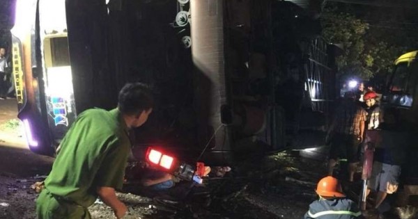 Đồng Nai: Tài xế mất lái khiến xe khách bị lật, 19 người thương vong