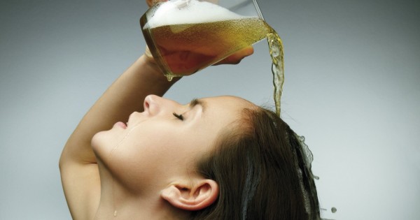 Gội đầu bằng bia, cách chăm sóc và phục hồi tóc hư tổn hiệu quả bất ngờ