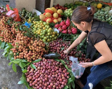 Thị trường Tết Đoan Ngọ: Hoa quả 'giết sâu bọ' tăng giá đột biến