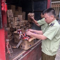 Bắt giữ 8.000 que kem giá rẻ nhập lậu từ Trung Quốc