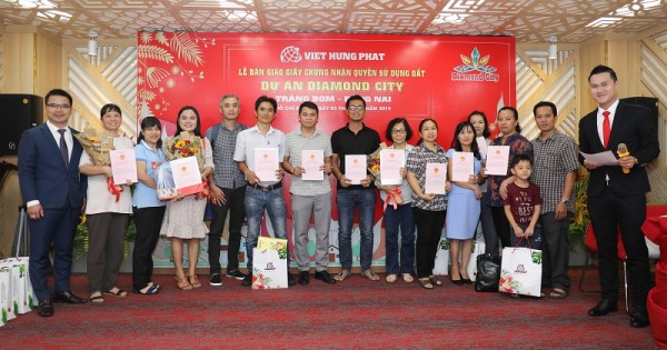 Việt Hưng Phát trao hơn 400 sổ hồng Dự án Diamond City cho khách hàng