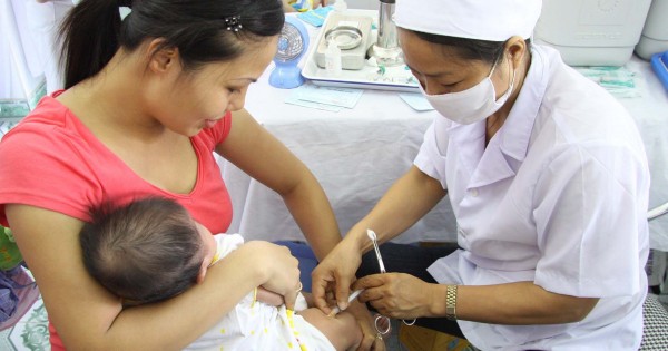 2 trẻ bị sốc phản vệ nặng sau tiêm vắc xin Com Be Five tại TP.HCM