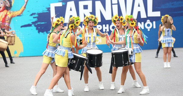 [Ảnh] Rực rỡ Carnival đường phố Hà Nội kỷ niệm 20 năm "Thành phố Vì hòa bình"