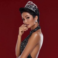 H'Hen Niê được tặng vương miện 2,7 tỷ đồng