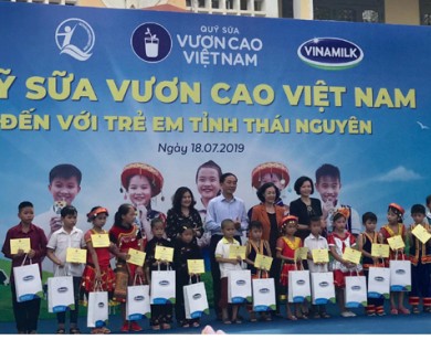 Quỹ Sữa Vươn Cao Việt Nam và Vinamilk trao tặng 70.000 ly sữa cho trẻ em Thái Nguyên
