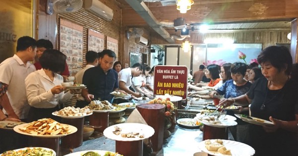 Vì sao nhiều người xếp hàng ăn cơm chay những ngày đầu tháng 7 Âm lịch?
