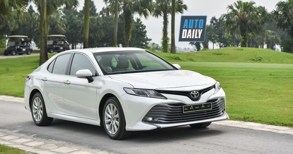 Giá xe ôtô hôm nay 13/8: Toyota Camry có giá 1,029-1,235 tỷ đồng