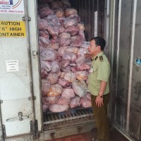 Phát hiện 40 tấn thịt heo, gà hôi thối tại cơ sở làm giò chả