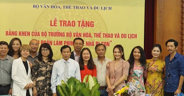 Đoàn phim "Về nhà đi con" nhận bằng khen từ Bộ VHTT&DL