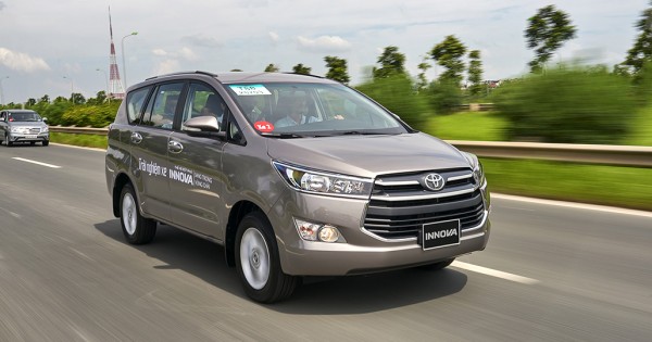 Giá xe ôtô hôm nay 24/8: Toyota Innova có giá 771-971 triệu đồng