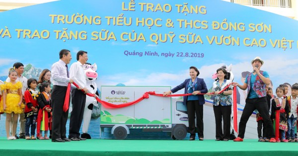 Vinamilk tặng hơn 71.000 ly sữa cho học sinh vùng cao tại Quảng Ninh