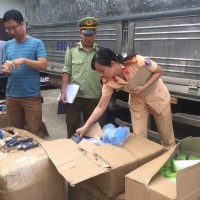 Bắt giữ xe tải chở lượng lớn mỹ phẩm, đồ chơi không rõ nguồn gốc