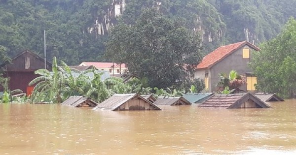 Mưa lũ tại miền Trung gây ngập hàng ngàn nhà dân, 8 người chết và mất tích