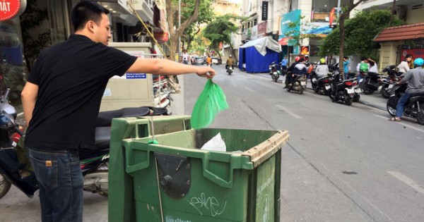 TP Hồ Chí Minh: Giám sát hành vi xả rác ra đường và kênh rạch