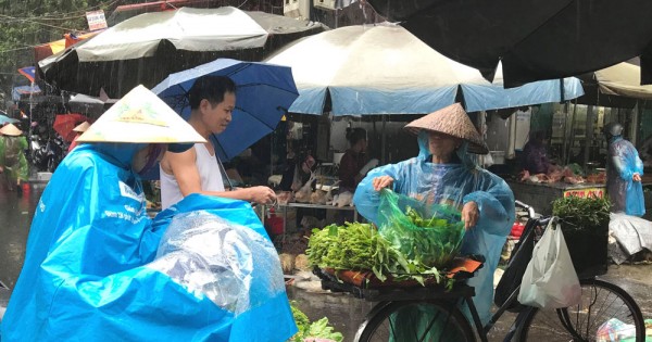 Mưa lớn kéo dài, rau xanh tăng giá mạnh