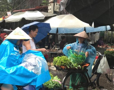 Mưa lớn kéo dài, rau xanh tăng giá mạnh