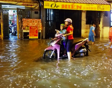 TP Hồ Chí Minh: Triều cường lên 1,68 m làm vỡ bờ bao, nhiều nhà dân quận 8 chìm trong nước