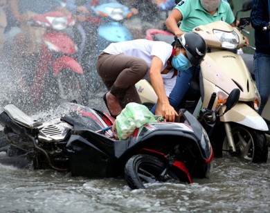 TP Hồ Chí Minh: Triều cường vượt mức kỷ lục năm 2017, người dân khổ sở vì ngập nặng trên diện rộng