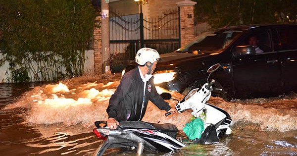 TP Hồ Chí Minh: Triều cường tiếp tục dâng cao, người dân vật vã lội nước về nhà