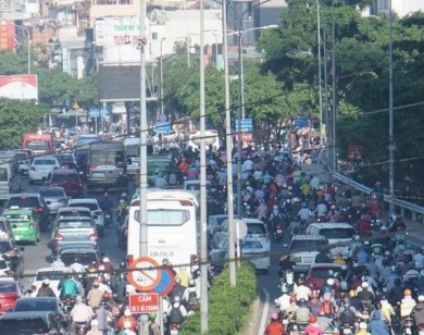 TP Hồ Chí Minh: Đóng dải phân cách gần cầu Sài Gòn khiến giao thông xáo trộn